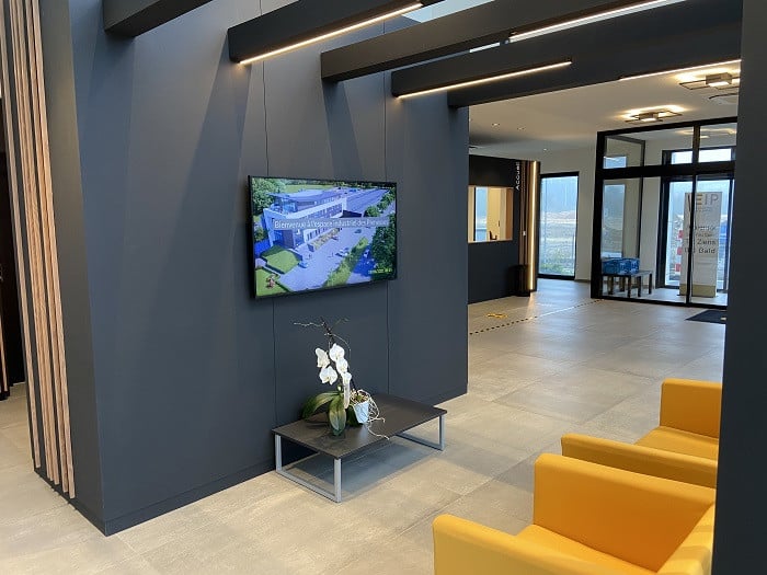 salle d'attente cabinet avocat avec écran dynamique